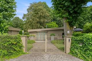 In het gegeerde parkgebied Kraaienest te Sint-Andries bevindt zich dit uitzonderlijke perceel van 5.086 m², een zeldzame opportuniteit voor wie op zoek is naar een unieke woonomgeving midden in het groen. De eigendom geniet van een bijzonder serene, private ligging en is volledig omgeven door natuur. Een locatie waar rust en ruimte centraal staan en waar eigendommen van deze omvang slechts uitzonderlijk op de markt komen.<br /><br />De absolute troef van deze eigendom is zonder twijfel het perceel zelf. De uitgestrekte groene omgeving, de natuurlijke privacy en het bijzondere karakter van het parkgebied creëren een woonbeleving die vandaag nog moeilijk te vinden is. Ondanks deze rustige ligging bevinden het centrum van Brugge, winkels, scholen en belangrijke verbindingswegen zich op korte afstand.<br /><br />Op het perceel bevindt zich momenteel een woning met een bewoonbare oppervlakte van 184 m², die mogelijkheden biedt voor renovatie of uitbreiding. Daarnaast bestaat de mogelijkheid om de bestaande woning te vervangen door een hedendaagse villa met een bouwvolume tot 800 m³, uiteraard mits het verkrijgen van de nodige vergunningen. Hierdoor krijgt de toekomstige eigenaar de kans om een woning volledig naar eigen wensen te realiseren, met respect voor het groene karakter van de omgeving.<br /><br />Een uitzonderlijke kans om een van de schaarse, ruime percelen in het Kraaienest te verwerven en hier een unieke thuis te creëren, waar natuur, privacy en bereikbaarheid op een bijzondere manier samenkomen.