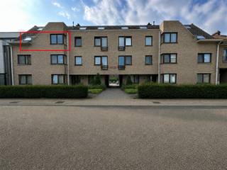 <p><span>Appartement mansardé spacieux et lumineux au deuxième étage, situé dans le centre de Kortenberg. L'appartement comprend 2 chambres de 17 m² et 11 m², un salon spacieux, une cuisine équipée, une salle de bains avec baignoire, des toilettes séparées, un débarras et une agréable terrasse. Une cave de 6 m² et un garage sont également inclus.</span></p><p><span>L'immeuble est équipé d'un ascenseur. </span></p><p><span>Les charges mensuelles comprennent une avance sur les charges communes de l'immeuble et la consommation d'eau privative.</span></p><p><span>Vous souhaitez visiter le bien ? Veuillez d'abord nous envoyer la fiche d'information dûment remplie. Vous la trouverez dans la rubrique « Documents » de notre site web.</span></p><p><span>Découvrez également l'ensemble de notre offre sur www.app.be.</span></p><p><span><br /> </span></p>