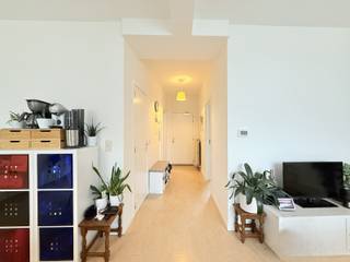 Dit zeer centraal gelegen appartement bevindt zich op de eerste verdieping van een kleinschalige residentie nabij Sint-Pietersstation.

Indeling: een ruime leefruimte met zeer veel lichtinval, open keuken, voorzien van kookfornuis, dampkap, koelkast, diepvries en oven. Een ruime slaapkamer en bureauruimte met toegang tot het terrasje, rustig gelegen aan de achterzijde. De badkamer is voorzien van douche en enkel lavabo. Er is tevens bijkomende bergruimte en aansluiting wasmachine aanwezig. Er is een gemeenschappelijke fietsenstalling.

Verder beschikt dit appartement over parlofoon, cv op aardgas, dubbele beglazing, GEEN LIFT. Gem. kosten: € 25/maand - EPC148/B-label/UC2141264 - GEEN STUDENTEN - onmiddellijk beschikbaar.

Vlot bereikbaar centrum Gent / autostrade / openbaar vervoer / op wandelafstand van Sint-Pietersstation (mobiscore 9,3/10).

Bezoekaanvragen ENKEL via mail: beheer@vastgoednbeheer.be - BIV 506.884/BIV 514.268