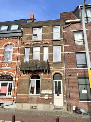 Dit degelijk gebouw, gelegen aan de Naamsesteenweg, nabij het centrum van Heverlee en Heverleebos en met winkels, scholen, openbaar vervoer op wandelafstand, bestaat uit 4 entiteiten en biedt een mooi rendement.<br />Op het gelijkvloers bevinden zich 2 studio's, waarvan één met terras en tuinzone. EPC-labels C (267 en 208 kWh/m²) - elektriciteit conform.<br />De eerste en tweede verdieping beschikken telkens over een appartement bestaande uit een inkomhal, ruime eet- en woonkamer met open keuken, badkamer met bad, wastafel en toilet, en een ruime slaapkamer aan de achterzijde. EPC-label B voor beide appartementen (197 en 117 kWh/m²) - elektriciteit conform.<br />Gunstig brandweerverslag en conformiteitsattest voor elke entiteit. Vergund geacht voor 3 entiteiten - procedure voor 4 entiteiten lopende.<br />Op zoek naar een interessant investeringspand? Contacteer ons gerust voor meer informatie en/of een bezoek ter plaatse.