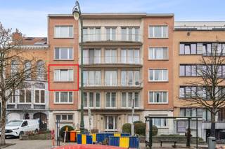 Te koop: ruim gesloten appartement in het centrum van Jette, gelegen aan de De Smet de Naeyerlaan, op korte afstand van scholen, openbaar vervoer...