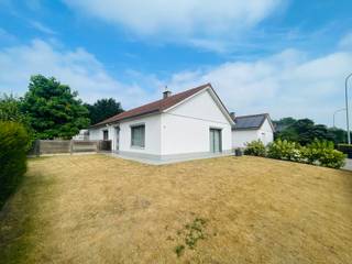 <p><strong>Menen - Instapklare bungalow met 3 slaapkamers te koop.</strong></p>

<p>Op zoek naar een comfortabele, gelijkvloerse woning waar je meteen kunt intrekken?<br />Deze instapklare bungalow met drie volwaardige slaapkamers biedt een ideale combinatie van ruimte, comfort en praktisch woonplezier!</p>
<strong>Indeling: </strong><br />Inkomhal, toilet, badkamer, 3 slaapkamers, leefruimte, keuken, berging, garage, tuin, tuinhuis.<br /><br /><strong>Troeven: </strong><br />+ Instapklaar<br />+ Dak vernieuwd in 2012<br />+ Nieuwe ramen van 2011<br />+ Rustige ligging<br />+ Goeie verbinding <br />+ 3 slaapkamers<br />+ Ruime garage
