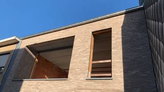Ontdek dit uniek klassiek gebouwd, kwalitatief afgewerkt nieuwbouw gebouw met twee eigen parkeerplaatsen recht tegenover de bibliotheek in Desselgem nabij uw dagdagelijkse winkel en dichtbij natuur. <br /><br />Deze unieke opportuniteit herbergt deze keer 2 stapelwoningen met heel wat mogelijkheden. Je kan het aanzien als een investeringsgoed met een woning op het gelijkvloers, ideaal voor ouderen die centraal willen wonen en een royale gezinswoning op de 1ste en 2de verdieping voor diegene die kwalitatief in de stad willen wonen en geen toegevingen willen doen op oppervlaktes en kwaliteit. Het kan evengoed gebruikt worden als een vorm van kangoeroewonen waar ouders én kinderen kunnen genieten van privacy én nabijheid. Voor wie wil wonen én ondernemen is er momenteel ook nog altijd de mogelijkheid om dit te gaan combineren als een handelsruimte op het gelijkvloers en boven een woongelegenheid.<br /><br />De woning op het gelijkvloers heeft een leefruimte van 38m², 10m² terras, 66m² tuin en heeft 1 royale slaapkamer van 14m² met badkamer. De woning op de verdieping heeft een leefruimte van maar liefst ongeveer 60m², met twee terrassen van respectievelijk 21m² en 4m² en boven 3 kamers van respectievelijk 18m², 11,5m² en 10m² en een ruime badkamer met ligbad en douche.<br /><br />Beide zijn BEN-woningen met een E-peil van 30 met telkens een aangelegde parkeerplaats op eigen terrein met voorzieningen voor een eventuele laadpaal. De woningen kunnen ook perfect apart worden aangekocht.<br /><br />Huidige stand van zaken: de ruwbouw staat er al volledig, buitenschrijnwerk is geplaatst.  Zonder weerverlet nog slechts 6 maand tot volledige afwerking afhankelijk van gemaakte keuzes, maw, geen lange wachttijden tegen wanneer het gebouw gebruiksklaar is!<br /><br />Voor meer info, persoonlijk advies, werfbezoek of thuisbezoek om de mogelijkheden te bespreken, contacteer Peter (BIV 510.335) op 0495 511 391 of mail naar peter@therockrealestate.be.<br /><br />Tot binnenkort!<br /> 