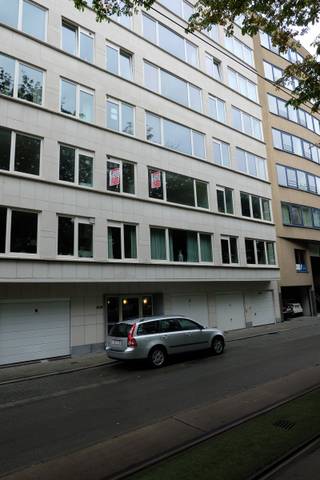 In de directe nabijheid van openbaar vervoer, autostrade en Gent Zuid treffen we dit ruime appartement.Via de openslaande deuren treft u de ruime...