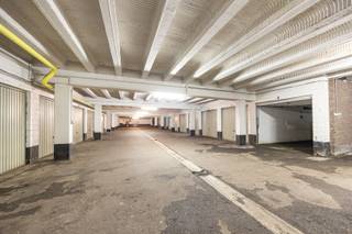 <p>Welcome to the Fruithoflaan in Berchem - a name that stands for standing, green and comfort.<br />This apartment on the 3rd floor of a particularly well-maintained building combines light, visibility and possibilities in a location where everything is right.</p><p>Top location with everything close by: butcher, bakery and supermarkets are within walking distance.<br />Thanks to the abundance of public transportation, you are in the city in no time, and also the entrance and exit to the Ring are literally around the corner.<br />Fancy some relaxation? Brilschanspark, Middelheim and Nachtegalenpark invite you for a fresh walk or a sunny afternoon in the greenery.</p><p>- 3 bedrooms - 2 terraces <br />- To renovate to your own taste <br />- Possibility to purchase underground garage box</p><p>You enter into a spacious entrance hall with checkroom, which gives access to the living space. The living room and dining room are bathed in light thanks to the large windows and connect to the kitchen in a charming 70's vibe, equipped with all appliances. From both the living room and the kitchen you step out onto the sunny front terrace - ideal for your morning coffee or an aperitif with a view of greenery.</p><p>Through the night hall you reach the quiet rear of the apartment. Here there are 3 bedrooms, each equipped with fitted wardrobes and with direct access to the rear terrace.<br />The bathroom has a bath with shower, and there is a separate toilet and a technical storage room with plumbing for washing machine and dryer.</p><p>Behind the building there is the possibility of purchasing an underground and locked garage box - an absolute value in this location.</p><p>Schedule your visit today at sinjoor.be<br />Before it's gone.</p>