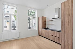 <p><span>Appartement clé en main et lumineux de 2 chambres à coucher avec cuisine ouverte moderne</span></p><p><span>Découvrez cet appartement élégant et prêt à l'emploi d'une surface habitable d'environ </span><span>72 m²</span><span>, situé dans un endroit central avec un accès facile aux magasins, aux transports publics et aux principaux axes routiers. Grâce aux grandes fenêtres, l'espace de vie bénéficie d'une abondance de lumière naturelle, créant une atmosphère agréable et ouverte.</span></p><p><span>L'espace de vie spacieux constitue le cœur de l'appartement et se connecte parfaitement à la </span><span>cuisine ouverte moderne</span><span>, équipée d'appareils électroménagers de qualité et d'un grand espace de rangement. L'association de parquets clairs, de murs blancs épurés et de touches de bois chaudes crée une atmosphère intemporelle et élégante.</span></p><p><span>L'appartement comprend </span><span>deux chambres confortables</span><span>, idéales pour une famille, un bureau à domicile ou un investissement. L'agencement pratique garantit une utilisation optimale de l'espace et un confort de vie agréable.</span></p><p><span>Avec un </span><span>score EPC B (160 kWh/m² par an)</span><span>, cette propriété est également économe en énergie, garantissant des coûts énergétiques réduits et un investissement durable.</span></p><p><span>Avantages de l'appartement:</span><span><br />surface habitable d'environ 72 m²<br />2 chambres<br />espace de vie lumineux avec de grandes fenêtres<br />cuisine ouverte moderne avec des finitions de qualité<br />énergie efficace (EPC B)<br />prêt à emménager<br />situation centrale près des commerces et des transports publics</span></p><p><span>Idéal comme </span><span>première maison ou investissement intéressant</span><span>.</span></p><p><span> </span></p><p><span>Vous êtes intéressé par ce studio à vendre à Anvers, vous êtes à la recherche d'un autre bien immobilier, d'un investissement ou vous voulez connaître la valeur de votre bien ? Dans ce cas, vous êtes à </span></p>