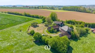SCHIJF JE IN VOOR HET EERSTE BEZOEKMOMENT VAN DINSDAG 19 MEI VIA ONZE WEBSITE!<br /><br />Te renoveren of af te breken hoeve op een uitzonderlijk rustige en landelijke ligging, midden in uitgestrekte akkers en met een prachtig open zicht.<br /><br />Na een functiewijziging biedt deze eigendom een zeldzame opportuniteit voor wie droomt van landelijk wonen met maximale vrijheid. Het perceel van maar liefst 3833 m² vormt een mooie basis voor een renovatieproject of een volledige heropbouw, waarbij de aanwezige bijgebouwen extra mogelijkheden bieden naar indeling, opslag of bijgebouwen op maat van uw project.<br /><br />De open omgeving zorgt voor een gevoel van ruimte, rust en privacy, terwijl de woning toch vlot bereikbaar blijft.<br /><br />Een bijkomende troef is de mogelijkheid om extra grond aan te kopen tot een maximaal perceel van 14.000 m².<br /><br />Een unieke kans voor liefhebbers van het buitenleven die op zoek zijn naar een project met karakter en potentieel.