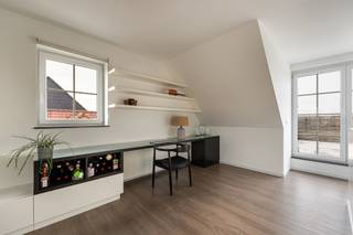 We treffen dit knap appartement op de tweede verdieping van een recent gebouw (2011) op een boogscheut van het station van Lint. Wat direct in het oog springt is de warme landelijke stijl van het gebouw. Parkeren kan comfortabel op de privatieve staanplaats of in de privatieve garagebox (€ 45.000 voor de twee). <br /><br />We bereiken de tweede verdieping met de trap en betreden het appartement dat de volledige bovenverdieping van het gebouw inneemt. Wat direct opvalt is de enorme hoeveelheid natuurlijke lichtinval. De woonkamer met open keuken is op deze manier een zeer aangename plaats om te vertoeven. De ingebouwde bureau met kastruimte is dan weer zeer praktisch. Vanuit de leefruimte betreden we het fantastiche terras. Op mooie zomerdagen vormt dit een verlengstuk van de leefruimte. <br /><br />Centraal in het appartement vinden we de badkamer terug, uitgerust met zowel douche als ligbad. De slaapkamer is dan weer voorzien van ingebouwde kasten. De aansluitingen voor was- en droogautomaat werden mooi weggewerkt in de bergruimte. In de kelder is er nog een extra berging aanwezig. <br /><br />Troeven:<br /><br />- Recent gebouw van 2011<br />- Airco aanwezig<br />- Zeer goed EPC + conforme elektrische keuring<br />- Fantastisch terras<br />- Kelderberging aanwezig<br />- Garagebox + staanplaats (€ totaal voor 45.000)<br />- Zeer doordachte materiaalkeuze<br />- Uitmuntende locatie <br /><br />Kortom, een instapklaar droomappartement!<br /><br />Voor meer info kan u contact opnemen met Jakob via jakob@reds.be of op 0483 488 249