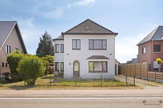 Op zoek naar een instapklare woning met karakter en ruimte? Dan is deze charmante woning op een perceel van 7a57ca misschien precies wat u zoekt...