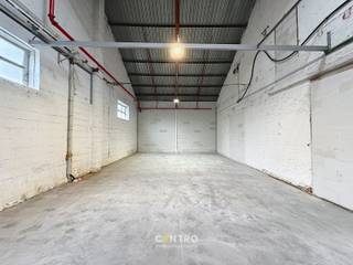 <strong><u>BENADERENDE AFMETINGEN:</u></strong><br />Magazijn: 98,70 m² (b: 7,20 m x d: 13,70 m).<br /><br /><strong><u>AFWERKING:</u></strong><br />Solide, gemetste constructie – gewapende betonvloer - hellend dak, zijraam en dakraam - elektrische sectionaalpoort Crawford (b: 4,80 x h: 3,45) -  volledige overspanning - vrije hoogte 3,45m - TL-verlichting.<br /><br /><strong><u>BESTEMMINGSMOGELIJKHEDEN:</u></strong><br />Opslag.<br /><br /><strong><u>NUTSVOORZIENINGEN:</u></strong><br />Elektriciteit (3x220V-N) 20A, regenwater mogelijk.<br /><br /><strong><u>LIGGING:</u></strong><br />Gelegen te Rumbeke, vlakbij E403/A17.<br /><br /><u>* Bijzonderheden</u><br />- Goede toegankelijkheid voor vrachtwagens.<br />- Prijzen excl. onroerende voorheffing (forfait 1m), gemene kosten (€5/m²/j) en voorschot elektriciteit.<br />- Onze referentie op <strong>www.centro.be</strong>: <strong>P0454-30 </strong>of contacteer ons via <strong>050700102</strong>.<br /><br /><strong>CENTRO | BEDRIJFSVASTGOED </strong> is reeds 24 jaar<u> gespecialiseerd in de bemiddeling van commercieel- en bedrijfsvastgoed</u> in West- en Oost Vlaanderen.<br /><strong>Wilt u ook weten hoeveel uw bedrijfsgebouw waard is?</strong><br />Contacteer ons vrijblijvend voor een marktconforme waardebepaling van uw pand. <br /> 