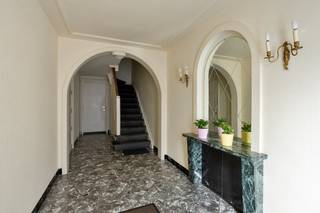 Het pand is op dit moment opgedeeld in drie aparte appartementen: -Een studio op de gelijkvloerse verdieping met terras en tuin-Een...