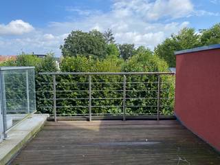 <strong>--- NIEUW --- Gerenoveerd en energiezuinig 1-slaapkamerappartement met ruim terras op toplocatie nabij Sint-Pietersstation!</strong><br /><br />Op zoek naar een instapklaar appartement op een uitstekende locatie in Gent? Dit volledig gerenoveerde 1-slaapkamerappartement combineert een rustige ligging met een vlotte bereikbaarheid. Dankzij de kwalitatieve afwerking, het zonnige terras van 10m² en het bijzonder lage energieverbruik is dit appartement ideaal voor wie comfortabel en centraal wil wonen.<br /><br /><strong>Troeven:</strong><br />- Volledig gerenoveerd en instapklaar appartement.<br />- Energiezuinig (EPC 106 kWh/m²).<br />- Ruime en lichtrijke leefruimte met open keuken.<br />- Eén volwaardige slaapkamer.<br />- Moderne doucheruimte aansluitend aan de slaapkamer.<br />- Afzonderlijk toilet.<br />- Praktische berging met aansluiting voor wasmachine.<br />- Berging kan tevens als bureauruimte gebruikt worden.<br />- Rustig gelegen terras van ongeveer 10m² aan de achterzijde van het gebouw.<br />- Volledig herschilderd.<br />- Centrale verwarming op aardgas met hoogrendementsketel.<br />- Fietsenberging aanwezig op het gelijkvloers.<br />- Geen bijkomende gemeenschappelijke kosten.<br /><br /><strong>Locatie & omgeving:</strong><br />- Uitstekende ligging nabij Sint-Pietersstation.<br />- Op korte afstand van UZ Gent en het Citadelpark.<br />- Vlotte verbinding met E17 en R4.<br />- Winkels, horeca en openbaar vervoer in de onmiddellijke omgeving.<br />- Rustige ligging met alle voorzieningen binnen handbereik.<br /><br /><strong>Beschikbaar vanaf: 01/08/2026.<br />EPC: 106 kWh/m² (B-label).<br />Huurprijs: €800/maand (geen bijkomende algemene kosten).<br />Domicilie verplicht.<br /><br />---</strong><br /><br /><strong>--- NEW --- Renovated and energy-efficient one-bedroom apartment with spacious terrace in a prime location near Ghent-Saint-Peter's Station!</strong><br /><br />Looking for a move-in ready apartment in an excellent location in Ghent? This fully renovated one-bedroom apartment combines peaceful living with outstanding accessibility. Thanks to its high-quality finish, sunny 10m² terrace and low energy consumption, this property is perfect for anyone looking for comfortable and central living.<br /><br /><strong>Highlights:</strong><br />- Fully renovated and move-in ready apartment.<br />- Energy-efficient (EPC 106 kWh/m²).<br />- Bright living room with open kitchen.<br />- One spacious bedroom.<br />- Modern shower room connected to the bedroom.<br />- Separate toilet.<br />- Practical storage room with washing machine connection.<br />- Storage room can also be used as a home office.<br />- Quiet 10m² terrace at the rear of the building.<br />- Freshly painted throughout.<br />- Gas central heating with high-efficiency boiler.<br />- Bicycle storage on the ground floor.<br />- No additional common charges.<br /><br /><strong>Location & surroundings:</strong><br />- Prime location near Ghent-Saint-Peter's Station.<br />- Close to Ghent University Hospital (UZ Gent) and Citadel Park.<br />- Easy access to the E17 and R4 motorways.<br />- Shops, restaurants and public transport nearby.<br />- Quiet setting with all amenities within easy reach.<br /><br /><strong>Available from: 01/08/2026.<br />EPC: 106 kWh/m² (B-label).<br />Rent: €800/month (no additional common charges).<br />Official domicile registration required. </strong>