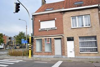 ARDOOISESTEENWEG 149 - 8800 ROESELARE<br /><br />Volledig gerenoveerde woning te huur. De woning beschikt op het gelijkvloers over een inkomhal, een bureau/bergruimte en een ruime leefruimte met een modern ingerichte open keuken. Op de verdieping bevinden zich twee slaapkamers en een badkamer met douche. Buiten geniet de woning van een terras, een tuin en een praktische tuinberging. <br /><br />De woning is onmiddellijk beschikbaar.