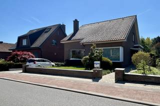 Deze uitstekend onderhouden woning, gelegen in de Vengerstraat 35, bevindt zich op een topligging op fietsafstand van Leuven en vlakbij Tiensesteenweg, E40, Research Park Haasrode, openbaar vervoer en winkels in Korbeek-Lo.<br />Op het gelijkvloers vindt u een ruime inkomhal, een lichtrijke woon- en eetkamer en een volledig uitgeruste keuken met zit- en kookeiland en eethoek, met mooi zicht op de groene tuin, een toegang tot het terras met overdekte zithoek.<br />Verder treft u er nog een gelijkvloerse (slaap)kamer, een badkamer met bad en dubbele wastafel, een gastentoilet en nog een grote ruimte.<br />De eerste verdieping telt twee grote slaapkamers, een tweede badkamer met inloopdouche, toilet en wastafel, een ruime overloop met plaats voor bureau en zolderberging.<br />De woning is volledig onderkelderd met o.a. wasplaats, werkruimte/atelier en ruime garage.<br />De prachtig aangelegde tuin vormt een extra troef en biedt veel rust en privacy. Zonnepanelen aanwezig.<br />Kortom, een perfect onderhouden, instapklare woning op een uitstekende locatie.