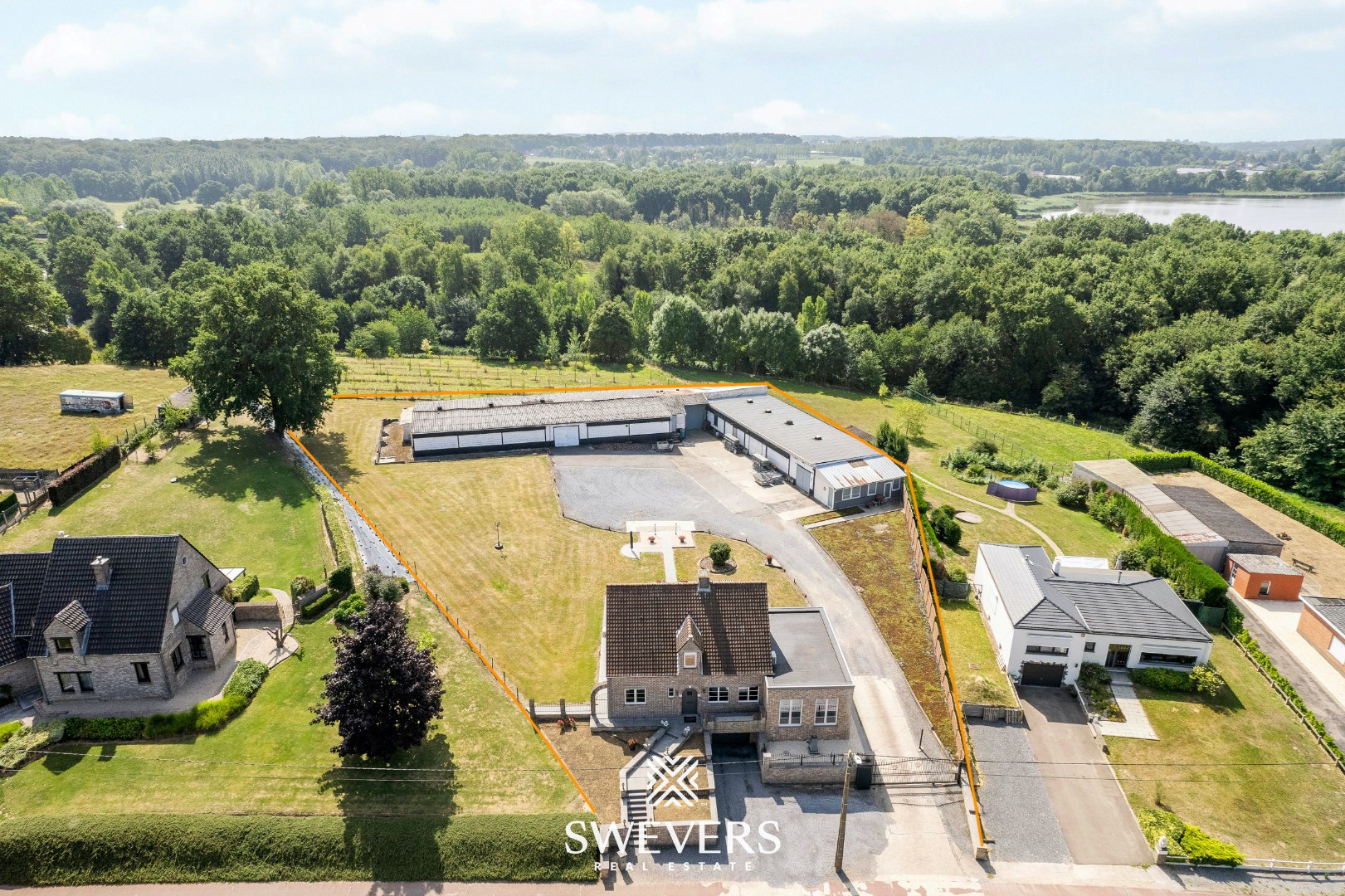 Instapklare gezinswoning met magazijn op ruim perceel - foto 1