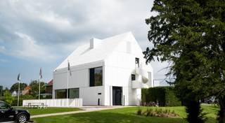 Welkom in THE MAISON, een multifunctioneel en eigentijds gebouw op een absolute toplocatie in Ternat, pal aan de afrit van de...