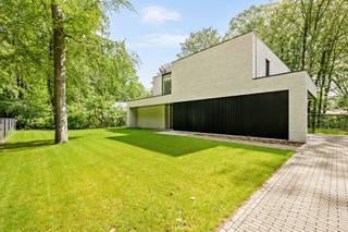 Deze moderne en energiezuinige villa (E-peil -4) is gelegen in een rustige en bosrijke straat te Oud-Turnhout. Deze eigendom dateert van 2024 en is afgewerkt met kwalitatieve materialen. De villa omvat een prachtige leefruimte met zithoek, eetgedeelte en ingerichte leefkeuken, speel/hobbyruimte/bureau, wasplaats, 3 slaapkamers, 2 badkamers, dressing, bergplaats, ruime inpandige fietsenberging, tuin met buitenberging en carport voor het plaatsen van 2 wagens.<br /><br />Gelijkvloers:<br />U betreedt de woning via de inkomhal met apart toilet die rechtstreeks uitzicht geeft op de tuin. <br />De woonkamer en keuken baden in het daglicht door de grote glaspartijen aan de achterzijde van de woning. Deze ruimtes sluiten naadloos op elkaar aan maar voelen door de doordachte architectuur toch gezellig aan. Naast de woonkamer een bureelruimte/speelruimte/...<br /><br />De moderne keuken is volledig geïnstalleerd met hoogwaardige toestellen (koelkast met vriesvak, 2 combi-ovens, inductievuur en vaatwasmachine) en beschikt over veel kastruimte en een composieten werkblad met ingewerkte eettafel. <br />Aanpalend aan de keuken vinden we een praktische berging terug en toegang tot de zeer ruimte fietsenberging dewelke eventueel ook gebruikt kan worden als garage. <br /><br />Eerste verdieping:<br />Het mastergedeelte is volledig apart voorzien en bestaat uit een ruime slaapkamer met uitzicht op de tuin, een ruimte in te richten als dressing en een indrukwekkende badkamer met inloopdouche, dubbele lavabo en losstaand bad in solid surface.<br />Overigens bevinden er zich 2 extra slaapkamers en een aparte douchekamer met inloopdouche en lavabomeubel. Het toilet is apart voorzien.<br /><br />Tuin:<br />De tuin biedt een groen uitzicht achteraan en is volledig omheind. <br />Via de tuin hebben we bovendien toegang tot een tuinberging.<br /><br />Buitengewone kenmerken: <br />- Vloerverwarming<br />- Rolluiken aanwezig in de slaapkamers<br />- Regenwaterput van 5000l aangesloten op toiletten + buitenkraan<br />- Alarm aanwezig