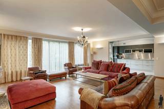 Op een gegeerde locatie bevindt zich dit bijzonder ruime appartement van ca. 170 m². Dankzij de indrukwekkende gevelbreedte van maar liefst 9,5 meter geniet de leefruimte van een uitzonderlijk gevoel van openheid, een overvloed aan natuurlijk licht en een aangename woonbeleving met uitzicht op het groen. Met vier volwaardige slaapkamers, twee badkamers en twee terrassen biedt dit appartement alle comfort voor gezinnen of wie op zoek is naar ruimte.<br /><br />Via de inkomhal komt u terecht in de leefruimte, die zich uitstrekt over de volledige breedte van het appartement. De grote raampartijen zorgen voor een prachtige lichtinval en creëren een aangename verbinding tussen de verschillende leefzones. De ruime woonkamer biedt voldoende plaats voor zowel een gezellige zithoek als een volwaardige eetruimte.<br /><br />Aansluitend bevindt zich de ruime keuken, die rechtstreeks toegang geeft tot een eerste terras. Dankzij de praktische indeling en de aparte wasplaats geniet u hier van optimaal dagelijks comfort.<br /><br />Het appartement geniet bovendien van een uitzonderlijke privacy dankzij het feit dat er slechts één appartement per verdieping aanwezig is. Het gebouw is steeds goed onderhouden en wordt bewoond door eigenaars.<br /><br />Het slaapgedeelte omvat vier volwaardige slaapkamers. Twee van de slaapkamers geven toegang tot een tweede terras aan de achterzijde van het gebouw. Verder beschikt het appartement over twee badkamers, waarvan één uitgerust met ligbad en lavabo en een tweede badkamer met douche en dubbele wastafel. Een afzonderlijk gastentoilet vervolledigt het geheel.<br /><br />Extra troeven:<br />Indrukwekkende gevelbreedte van 9,5 meter<br />Airconditioning aanwezig<br />EPC-label B<br />Private kelderberging<br />Groen uitzicht