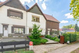 <p><strong>Een woning die charme, luxe en hedendaags wooncomfort moeiteloos combineert!</strong></p>
<p><strong>Op de Noordlaan in Genk vinden we een instapklare woning waar stijl, gezelligheid en ruimte samenkomen. Deze prachtig gerenoveerde woning met 3 slaapkamers en een royale tuin zal u ongetwijfeld weten te bekoren!</strong></p>
<p><strong>Achter de charmante gevel schuilt een verrassend stijlvol interieur, waar met oog voor detail een warme en eigentijdse woonomgeving werd gecreëerd. De combinatie van hoogwaardige afwerking, sfeervolle materialen en een doordachte inrichting zorgt ervoor dat u zich hier vanaf het eerste moment thuis voelt.</strong></p>
<p><strong> </strong></p>
<p><strong>Bij het betreden van de woning wordt u meteen ondergedompeld in een aangename, huiselijke sfeer. De prachtige leefruimte vormt het kloppende hart van de woning en straalt pure gezelligheid uit. De stijlvolle vloer, verfijnde plafondafwerking en harmonieuze kleuren creëren samen een bijzonder elegant geheel.</strong></p>
<p><strong>De ruime zithoek sluit naadloos aan op de moderne, volledig geïntegreerde keuken, die met haar strakke vormgeving, donkere kasten en prachtig kookeiland een echte blikvanger is. Hier gaan functionaliteit en design hand in hand. De ideale plek om uitgebreid te koken, gezellig te tafelen of gasten te ontvangen.</strong></p>
<p><strong> </strong></p>
<p><strong>Met maar liefst 3 slaapkamers biedt deze woning tal van mogelijkheden voor gezinnen, koppels of wie graag een extra kamer inricht als bureau, hobbyruimte of dressing.</strong></p>
<p><strong>De woning combineert het authentieke karakter van haar architectuur met de uitstraling en het comfort van een hedendaagse gezinswoning.</strong></p>
<p><strong>Ook buiten blijft deze eigendom verrassen!</strong></p>
<p><strong>De grote, groene tuin met de open veranda vormt een heerlijke oase van rust en privacy. Hier geniet u volop van het buitenleven, terwijl kinderen naar hartenlust kunnen spelen en u op zonnige dagen heerlijk kunt ontspannen.</strong></p>
<p><strong>Of u nu droomt van gezellige zomeravonden, een barbecue met vrienden, een sfeervolle loungehoek of gewoon een rustige plek om te genieten van de natuur: deze tuin biedt alle ruimte om uw wensen werkelijkheid te laten worden.</strong></p>
<p><strong> </strong></p>
<p><strong> </strong></p>
<p><strong>Deze eigendom is veel meer dan zomaar een huis. Het is een plek waar karakter, ruimte, sfeer en modern wooncomfort samenkomen. De verzorgde uitstraling, stijlvolle renovatie en uitzonderlijk aangename tuin maken van deze woning een bijzonder aantrekkelijk geheel.</strong></p>
<p><strong>Laat deze unieke kans niet aan u voorbijgaan en ontdek zelf de charme van deze schitterende woning.</strong></p>
<p><strong>Contacteer IMMO-WERELD vandaag nog voor meer informatie of een persoonlijke rondleiding. Misschien wordt dit binnenkort wel uw nieuwe thuis!</strong></p>