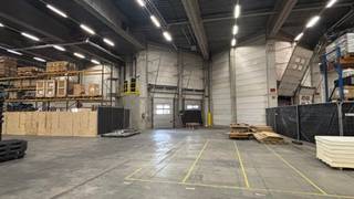 Op de BULO-site zijn verschillende mogelijkheden beschikbaar, met oppervlaktes variërend van 2.000 m² tot 6.000 m². De locatie is uitstekend bereikbaar via de E19 en biedt ruime parkeermogelijkheden.<br /><br />Het magazijn beschikt over drie laadkades. Daarnaast is er de mogelijkheid om het te verbinden met een aangrenzend magazijn van 4.000 m², dat is uitgerust met kantoren en drie extra sectionaalpoorten.