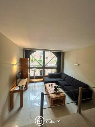 Op zoek naar een bemeubeld duplex appartement te huur in Hasselt op een centrale locatie? Aan de Minderbroederstraat 12 vind je deze charmante duplex van 47 m², verdeeld over twee verdiepingen en met zicht op de idyllische Walputstraat. Een compacte en praktisch ingerichte woonplek midden in de stad.<br />Belangrijk om te weten: in dit appartement is geen domicilie mogelijk.<br /><br />Indeling<br />Eerste verdieping<br />Je komt binnen in de leefruimte met open keuken. Dankzij de bemeubelde inrichting hoef je niet van nul te beginnen en kan je de ruimte meteen in gebruik nemen.<br />Tweede verdieping<br />Via de trap bereik je de tweede verdieping. Hier bevinden zich de slaapkamer en badkamer, waardoor het slaapgedeelte mooi afgescheiden blijft van de leefruimte.<br /><br />Troeven<br />- Bemeubelde duplex van 47 m²<br />- Gelegen in het centrum van Hasselt<br />- Leefruimte met open keuken<br />- Aparte slaapverdieping met badkamer<br />- Mooi zicht op de Walputstraat<br />- Water, elektriciteit en internet via een vaste maandelijkse privatieve kost<br />- Praktische oplossing voor wie tijdelijk of zonder domicilie in Hasselt wil verblijven<br /><br />Kosten<br />Naast de maandelijkse huurprijs betaal je een privatieve kost van € 100 per maand voor water, elektriciteit en internet.<br />Wordt de duplex door twee personen bewoond? Dan bedraagt deze privatieve kost € 150 per maand.<br /><br />Ligging & omgeving<br />De Minderbroederstraat ligt pal in het centrum van Hasselt. Winkels, horeca, openbaar vervoer en alle dagelijkse voorzieningen bevinden zich op wandelafstand. Tegelijk geniet je vanuit het appartement van zicht op de gezellige en karaktervolle Walputstraat.<br />Wie een bemeubeld duplex appartement in het centrum van Hasselt zoekt en graag alles binnen handbereik heeft, zit hier dus bijzonder praktisch.<br /><br />Interesse?<br />Ben je enthousiast? Interesse? Klik op “Ik ben kandidaat” via www.optie-m.be<br /><br />Wil je weten wat jouw woning waard is? Contacteer ons via info@optie-m.be
