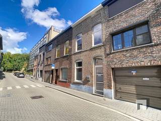 <p><span>Rijwoning met potentieel op topligging in het centrum van Diest</span></p><p><span> </span></p><p><span>Dit pand doet mee aan BLAUWE ZATERDAG, de kijkdag van Immo Diest</span></p><p><span>Kom een kijkje nemen op </span><span>za 19/9 tussen 13u-15u</span><span>. Ben je graag zeker van een plaatsje? Boek je tijdslot via Immo Diest: 013 31 25 22.</span></p><p><span> </span></p><p><span>Deze rijwoning in de </span><span>Sint-Jansstraat 28 in Diest</span><span> biedt heel wat mogelijkheden voor wie op zoek is naar een woning met karakter, renovatiepotentieel en een uitstekende ligging. De woning bevindt zich op wandelafstand van het bruisende centrum van Diest, met de Grote Markt op slechts ongeveer </span><span>8 minuten wandelen</span><span>. Bovendien ligt het Warandepark achter de woning, waardoor u hier geniet van een unieke combinatie van stadsleven en nabijgelegen groen.</span></p><p><span> </span></p><p><span>Indeling</span><span><br />Inkomhal, leefruimte met eetkamer, keuken, toilet, kelder en stadstuin.</span></p><p><span>Eerste verdieping: Slaapkamer en badkamer.</span></p><p><span>Zolderverdieping:</span><span> </span><span>Ingerichte zolderkamer, bruikbaar als tweede slaapkamer, hobbyruimte of bureau.</span></p><p><span> </span></p><p><span>Beschrijving: </span><span>Bij het betreden van de woning komt u binnen in de inkomhal die nu voorzien is voor het stallen van fietsen. Deze geeft toegang tot de leefruimte met eetkamer. Deze sluit rechtstreeks aan op de achterliggende keuken, waar ook een apart toilet voorzien is. Vanuit de keuken bereikt u de stadstuin. Deze is momenteel aangelegd met betondals, maar biedt zeker de mogelijkheid om er met wat groen en creatieve inrichting een gezellige buitenruimte van te maken.</span></p><p><span>Op de eerste verdieping bevindt zich de badkamer, uitgerust met een lavabo, douchecabine en toilet. Daarnaast is er een aparte slaapkamer. De zolderverdieping werd ingericht als kamer en kan perfect dienstdoen als tweede slaapkamer, bureau of extra leefruimte.</span></p><p><span>De woning beschikt bovendien over een kelder, ideaal als extra bergruimte.</span></p><p><span>Er werden reeds enkele belangrijke werken uitgevoerd: zo werd het </span><span>dak vernieuwd in 2014</span><span> en werd de </span><span>badkamer aangepakt in 2009</span><span>. Toch vraagt de woning verdere renovatie, wat ze bijzonder interessant maakt voor kopers die hun eigen woonproject willen realiseren op een gunstige centrumlocatie.</span></p><p><span> </span></p><p><span>De bewoonbare oppervlakte is gebaseerd op het EPC-attest.</span></p><p><span>EPC-label F – renovatieplicht van toepassing</span><span><br />De woning dient binnen de 6 jaar na aankoop gerenoveerd te worden naar minstens </span><span>EPC-label D</span><span>.</span></p><p><span> </span></p><p><span>Bent u op zoek naar een rijwoning met potentieel, centraal gelegen in Diest én vlak bij groen? Dan is deze woning zeker een bezoek waard.</span></p><p><span>Neem contact op met </span><span>Immo Diest</span><span> via </span><span>013 31 25 22</span><span> en kom zelf ontdekken wat deze woning te bieden heeft.</span></p><p><span> </span></p><p><span> </span></p>
