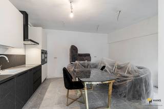 <p><span>Gerenoveerd woonhuis (248 m²) met garage en magazijn in Bornem.</span></p><p><span> </span></p><p><span>Het pand geniet van een gunstige ligging langs de Puursesteenweg in Bornem: een vlotte verbindingsweg tussen Puurs en het centrum van Bornem. Dankzij de centrale ligging zijn winkels, scholen en openbaar vervoer snel bereikbaar. De vlotte aansluiting op de N16 maakt het een ideale locatie voor wie dagelijks pendelt richting Sint-Niklaas, Mechelen of Antwerpen.</span></p><p><span> </span></p><p><span>Het woonhuis is recent volledig gerenoveerd, waardoor je hier zonder zorgen je intrek kan nemen. Het dak is geïsoleerd met 12 centimeter PIR, de elektriciteit is conform en de ramen zijn voorzien van hoogrendementsglas. Ook het magazijn en de garage zijn onder handen genomen.</span></p><p><span> </span></p><p><span>De woning is opgedeeld in twee volwaardige wooneenheden: een woongedeelte van maar liefst 120 m² met 2-3 slaapkamers op het gelijkvloers en een woongedeelte van zo’n 80 m² met eveneens 2-3 slaapkamers op de bovenverdieping. Alsof dat nog niet genoeg is, krijg je er ook een magazijn en garage bovenop, goed voor een totale oppervlakte van maar liefst 100 m² — ideaal voor ambachtslieden, kunstenaars of zelfstandigen die extra ruimte kunnen gebruiken.</span></p><p><span> </span></p><p><span>Ben jij op zoek naar een ruim en instapklaar pand met oneindig veel mogelijkheden? Dan is dit precies wat je zoekt! Bewoonbare opp. 248 m² ref.: bruto vloeropp. Voor meer info of een gratis schatting surf naar www.hansimmo.be</span></p><p><span> </span></p>