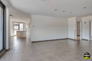 Instapklaar appartement met 2 slaapkamers en royale terrassen te Hoeselt<br /><br />Op zoek naar een ruim en lichtrijk appartement in het hartje van Hoeselt? Dit instapklare appartement van maar liefst 94m² aan de Oude Statiestraat biedt alles wat u nodig heeft voor een aangenaam en comfortabel woongenot.<br /><br />Het appartement beschikt over een ruime en lichtrijke leefruimte, ideaal om te ontspannen of gasten te ontvangen, met een aangrenzende keuken die volledig is uitgerust. De twee slaapkamers bieden voldoende ruimte voor een gezin, thuiswerkplek of logeerkamer, en worden aangevuld met een moderne badkamer.<br /><br />Een echte troef van dit appartement zijn de twee royale terrassen, waar u op elk moment van de dag kunt genieten van buitenlucht en zon, of het nu bij het ontbijt is of tijdens een rustige avond.<br /><br />Tot slot beschikt dit appartement over een ondergrondse staanplaats en een bijhorende berging, zodat u nooit verlegen zit om extra opbergruimte of een veilige parkeerplaats voor uw wagen.<br /><br />Dit appartement combineert ruimte, comfort en een centrale ligging in Hoeselt. Interesse of meer info? Neem gerust contact op met 0478 300 425 of michiel@vestio.com.<br />