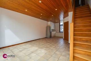 <p><span>Instapklare woning met 2 slaapkamers in Boortmeerbeek</span></p><p><span> </span></p><p><span>Deze woning is centraal gelegen op de verbindingsweg tussen Leuven en Mechelen met scholen, openbaar vervoer en diverse winkels in buurt. Met de ZW-gerichte tuin heb je al meteen al een troef in handen. </span></p><p><span> </span></p><p><span>Via de inkomhal kom je in de woonkamer met aansluitend de volledig vernieuwde keuken. De woonkamer heeft uitzicht op een kleine, aangename patio. Je beschikt op het gelijkvloers nog over een apart toilet.</span></p><p><span> </span></p><p><span>De trap brengt je naar de eerste verdieping met twee slaapkamers & de badkamer. De badkamer is uitgerust met een wastafel, toilet & combinatie bad/douche. De zolder is makkelijk toegankelijk en is ideaal voor extra bergruimte. Ook de kelder kan gebruikt worden als extra opbergruimte. </span></p><p><span> </span></p><p><span>Via de patio achteraan kom je in de ruime wasruimte dewelke uitgeeft op de tuin.</span></p><p><span> </span></p><p><span>Zin om van deze woning jouw nieuwe thuis te maken? Neem vandaag nog contact met ons op voor een bezoek!</span></p><p><span> </span></p><p><span>015 20 36 00 - <span>info@domoxim.be</span></span><span> </span></p><p><span> </span></p><p><span>domoXim. Waar dromen thuis komen!</span></p><p><span> </span></p><p><span>Ook de waarde van je </span><span>eigen </span><span>woning kennen? Wij geven je graag advies.</span></p>