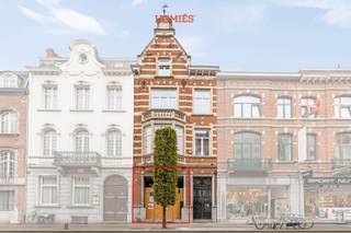 Graag presenteren wij u dit commercieel uitstekend gelegen (casco) handelspand op de Bondgenotenlaan, een van de drukste winkelstraten van Leuven. Dankzij de strategische ligging nabij het station profiteert deze locatie van een constante stroom voorbijgangers en maximale zichtbaarheid. De hoge ramen zorgen voor een overvloed aan natuurlijk licht en creëren een uitnodigende etalage die klanten aantrekt. De dynamische omgeving, met tal van winkels en horecazaken in de buurt, maakt dit pand bijzonder geschikt voor diverse commerciële activiteiten. Met zijn topligging, grote vitrine en hoge visibiliteit biedt dit handelspand een unieke kans voor ondernemers die op zoek zijn naar een strategische locatie in het hart van Leuven. Bovendien is dit pand reeds vergund voor horeca, mocht dit gewenst zijn. Verdere afwerking van het pand kan besproken worden met de verhuurder. EPB startverklaring beschikbaar. Interesse? Contacteer ons dan zeker voor meer informatie en/of een bezoek via info@homies.be. HOMIÉS – an Eye for Immo!
