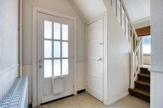 TE RENOVEREN HALFOPEN GEZINSWONING MET 4 SLAAPKAMERS, VEEL BERGRUIMTE EN RUIME GARAGE OP 7A93CA TE HOUTHALEN-OOST!We vinden deze karaktervolle, ruime...