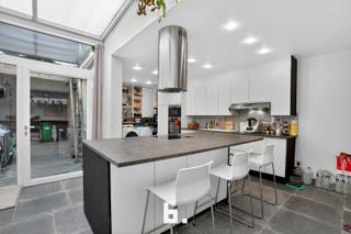 Ontdek deze instapklare woning met 4 ruime slaapkamers, rustig gelegen met een leuke stadstuin. Geniet van een lichte leefruimte en een moderne keuken.<br /><br />Indeling:<br />Gelijkvloers: Inkomhal met afzonderlijk toilet, ruime en lichtrijke leefruimte met eet- en zithoek (momenteel opgedeeld door een losse wand voor een praktijkruimte), open keuken, leuke stadstuin<br />Verdieping 1: drie slaapkamers, Badkamer, toegang tot zonneterras<br />Verdieping 2: zeer ruime slaapkamer en extra ruimte die omgevormd kan worden tot extra slaapkamer<br /><br />Extra troeven:<br />energiezuinig: EPC C<br />Duurzaam: Regenwaterput.<br />Uniek in Ieper stadstuintje en terras<br /><br />Vraag snel een bezoek aan en laat je verrassen door deze unieke woning!<br /><br />Deze woning wordt verkocht onder het systeem van START 2 FINISH.<br />Elk prijsvoorstel gelijk of hoger dan deze startprijs wordt voorgelegd aan de verkoper(s) die dit al dan niet kan aanvaarden.