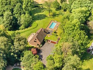 Timeless villa set on an exceptional plot of over 1 hectare in Ronse, offering breathtaking views and complete privacy.The property combines...
