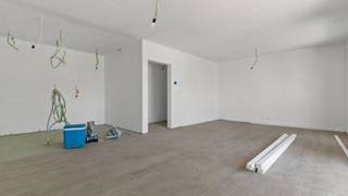 Immo3000 presenteert met trots Ganzendries8, een exclusief nieuwbouwproject op een toplocatie aan de Ganzendries in Pellenberg. Dit project omvat slechts 5 hoogwaardige units en combineert ruimtelijkheid en luxueus wonen in het groene hart van Lubbeek. Gelegen op een steenworp van Leuven en Tienen, biedt deze locatie een uitstekende bereikbaarheid via alle invalswegen. U heeft nog keuze mbt de keuken, vloeren en sanitair. Oplevering bij akte!<br /><br />Het gebouw omvat:<br /> 2 duplexappartementen met 3 slaapkamers (136 m² en 144 m²)<br /> 2 appartementen met 1 slaapkamer (mogelijkheid tot 2 slaapkamers, 88 m²) (1 reeds verkocht!)<br /> 1 royaal penthouse met 3 slaapkamers (175 m²)<br /><br />De residentie biedt tal van troeven:<br /> Energiezuinige lucht-water warmtepomp (E-peil ≤ 30)<br /> Combinatie aluminium-houten ramen voor optimale isolatie<br /> Ruime westgeoriënteerde terrassen, ideaal om te genieten van de zon<br /> Moderne lift en grote parkeerkelder (prijs: € 25.000, mogelijkheid tot laadpaal)<br /> Individuele bergingen en hoogwaardige buitenaanleg<br /><br />Laat u verrassen door de stijl en kwaliteit van dit unieke project.<br /><br />Interesse? Neem contact op via 016 60 3000 of mail naar info@immo3000.be en plan uw werfbezoek ter plaatse!