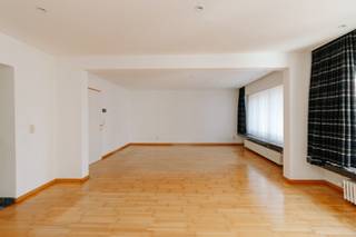 <p>Op een boogscheut van De Bist bevindt zich dit verrassend ruime en verzorgde appartement, gelegen op de <strong>eerste verdieping</strong> van een rustige en goed onderhouden residentie. Een ideale ligging met alle voorzieningen binnen handbereik, en toch aangenaam rustig wonen.</p><p><br /></p><p>Bij het binnenkomen valt meteen op dat hier aan ruimte geen gebrek is. De inkomhal verwelkomt je met een <strong>praktische berging</strong> en een <strong>vestiaire met ingemaakte kastenwand.</strong> Vooraan, aan de straatzijde, strekt zich de bijzonder ruime leefruimte uit, waar grote raampartijen zorgen voor een aangename lichtinval doorheen de dag. Aansluitend vind je de leefkeuken, waar je voldoende plaats hebt om comfortabel te koken en te tafelen. Achter de keuken bevindt zich bovendien nog een verrassend grote bergruimte/wasplaats, wat het appartement extra praktisch maakt in het dagelijks gebruik.</p><p>Verder richting de achterzijde van het appartement kom je eerst in de<strong> ruime en verzorgde badkamer</strong>, die uitgerust is met zowel een bad als een douche. Via een tweede hal met ingemaakte kastenwand bereik je de<strong> twee volwaardige slaapkamers,</strong> beide rustig gelegen en eveneens voorzien van praktische kastruimte.</p><p><br /></p><p>Kortom, een appartement dat verrast door zijn volumes, slimme indeling en overvloed aan opbergruimte.</p><p><br /></p><p>Troeven: </p><ul><li>Elektriciteit conform</li><li>Energiezuinig appartement (EPC B)</li><li>160m2 aan ruimte</li></ul>