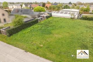 Ruime bouwgrond van 714m2 op topligging te Lochristi, het linkse perceel!! Deze bouwgrond is bestemd voor een open bebouwing. Meer info via mail naar info@immo-home.be, geen telefonische inschrijvingen! Volg ons op Fb en insta. Voor meer info: www.immo-home.be GRATIS SCHATTING GRATIS FINANCIEEL ADVIES