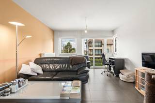 <strong>Roeselare- Ruime woning te huur met 3 slaapkamers</strong><br /><br />Op zoek naar een ruime woning op een toplocatie? <br />Deze bel-etage, gelegen in de Abeelstraat, combineert een rustige ligging met een vlotte bereikbaarheid van het stadscentrum en de belangrijkste invalswegen. De woning biedt een praktische indeling en veel comfort voor gezinnen of koppels die op zoek zijn naar ruimte en functionaliteit. <br /><br /><strong>Indeling:</strong>
<ul>
<li>Op de eerste verdieping bevinden zich een toilet, een berging, een wasruimte en een garage. Voor de garage is bovendien extra parkeergelegenheid voorzien, zodat u eenvoudig een bijkomende wagen kunt plaatsen.</li>
<li>De tweede verdieping omvat een lichtrijke leefruimte met open keuken, die uitgeeft op een aangenaam terras. Daarnaast is er nog een extra berging en een apart toilet.</li>
<li>Op de derde verdieping vindt u drie volwaardige slaapkamers, badkamer en een bijkomende berging, ideaal voor extra opslagruimte.</li>
<li>De vierde verdieping bestaat uit een zolder, die perfect kan dienen als extra bergruimte.</li>
</ul>
Buiten beschikt de woning over een onderhoudsvriendelijke koer.<br /><strong>Troeven van deze woning:</strong>
<ul>
<li>Uitstekende ligging</li>
<li>Veel bergruimte</li>
<li>Drie slaapkamers</li>
<li>Garage én extra parkeerplaats</li>
<li>Onderhoudsvriendelijke koer</li>
<li>Praktische en ruime indeling</li>
</ul>
<strong>Kosten:</strong>
<ul>
<li>950€/maand </li>
</ul>
<strong>Beschikbaar: </strong>
<ul>
<li>01/07/2026</li>
</ul>
Interesse in deze woning? Neem gerust contact op voor meer informatie of een bezichtiging.