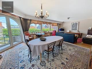 Ruim zeer lichtrijk hoek appartement in hartje Waregem bestaande uit inkomhal met vestiaire en apart gastentoilet, zeer lichtrijke ruime...