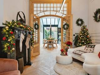 In een van de meest gegeerde buurten van Berchem deze volledig gerenoveerde woning. Een perfecte mix van stijl, comfort en functionaliteit.<br /><br />Bij het binnenkomen wordt u meteen gecharmeerd door de charmanre leefruimte met hoogwaardig visgraatparket, die uitnodigt tot gezellige momenten. De moderne, volledig uitgeruste keuken met centraal kookeiland is een echte eyecatcher.<br /><br />De woning biedt vier volwaardige slaapsuites, elk voorzien van een eigen badkamer, een zeldzame luxe! Buiten geniet u van een aangename privéruimte, perfect voor ontspanning of een zomerse barbecue. Extra troef: een ruime kelder voor al uw opbergbehoeften.<br /><br />De perfecte combinatie van design, ruimte en toplocatie. Deze woning is instapklaar en ideaal voor gezinnen of wie gewoon op zoek is naar het betere wonen in Berchem.<br /><br />EPC = B // Vg - Wche - Gmo - Gvkr - Gvv