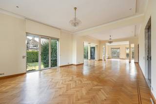 WILRIJK - Park Den Brandt: Stiljlvolle, klassieke villa op ca 1.250m² met zwembad en zuidgerichte tuin BESCHRIJVING: Gelijkvloers:Inkomhal op...