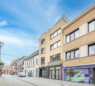 Retail/Office Space in a Prime Location in the Heart of Turnhout<br /><br />Just a stone’s throw from the Grote Markt in the bustling center of Turnhout, this excellently located retail or office space offers outstanding visibility and high foot traffic. Thanks to its central location, close to bus stops and within walking distance of the central station, this property is easily accessible for both customers and employees.<br /><br />The space is offered as a shell and can be fully finished to suit your own taste, style, and needs. This makes it perfectly suited for a wide range of uses, such as a retail store, office, practice space, showroom, or service-based business.<br /><br />At the rear, the property features a small courtyard, ideal as an outdoor space or for practical purposes. Additionally, there is a particularly spacious basement that can serve perfectly as a warehouse, archive, or extra storage space.<br /><br />A unique advantage is the option to purchase the spacious and luxurious triplex apartment located above. This allows you to effortlessly create the ideal combination of living and working in one prime location—a rare opportunity in the center of Turnhout.<br /><br />Are you looking for a commercial property or office space with an excellent location, numerous possibilities, and exceptional future potential? Then schedule a viewing today and discover for yourself the many possibilities this property has to offer.