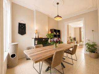 Op een <strong>centrale locatie</strong> te Oudenaarde treft u deze knappe, instapklare woning met gesloten karakter. Bovendien op een bevoorrechte ligging: in het verlengde van de Markt en in de directe nabijheid van het <strong>station</strong>, de <strong>N60</strong> (Gent-Ronse).<br /><br />Indeling; inkom, aangename woonkamer, ingerichte keuken, wasplaats en badkamer. Op de eerste verdieping huizen er 2 grote slaapkamers. De zolder is toegankelijk via een vaste trap. Bovendien beschikt deze topper over een droge kelder, buitenberging en onderhoudsvriendelijk stadstuintje. <br /><br /><strong>Adres:</strong> Stationsstraat 48 - 9700 Oudenaarde <br />Beschikbaar vanaf 1 juli 2026<br />Huurprijs: €895/mnd<br />EPC: 383 kWh/m² - UC: 3869072