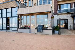 Deze volledig ingerichte horecazaak ( momenteel restaurant) is gelegen aan de zeedijk in De Panne en bestaat uit een restaurantgedeelte, bar, volledig ingerichte keuken, toiletten en een ruime kelder. Mogelijks op te delen in twee handelszaken, gezien er ook een ingang met vitrine is langs de kant Walckierstraat 5. Buiten is er een groot terras! Ideaal voor wie op zoek is naar een investeringsopportuniteit!