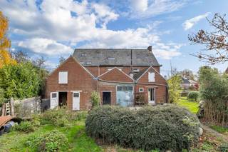 <p>Voor meer info of een bezoek, bel 054 69 39 39 - Met een indrukwekkende bewoonbare oppervlakte van <strong>510 m²</strong> is dit pand uitermate geschikt voor wie op zoek is naar een kangoeroewoning, een ruime gezinswoning met werkruimte, of een Airbnb (mits het verkrijgen van de nodige vergunningen). Dankzij de <strong>straatbreedte </strong>van <strong>22 meter</strong> behoort ook projectontwikkeling in open bebouwing tot de mogelijkheden. In totaal zijn er <strong>acht kamers</strong>, waarvan vier onmiddellijk bruikbaar zijn. De andere ruimtes dienen aangepakt te worden. <strong>Het volledige huis is een renovatieproject. </strong>Hierbij moet het nodige budget worden voorzien voor nieuw sanitair, elektriciteit en centrale verwarming. Ook op energetisch vlak zijn verbeteringen nodig: de woning moet geïsoleerd worden en het huidige buitenschrijnwerk bestaat nog uit enkele beglazing. Ondanks de renovatie-uitdagingen beschikt deze eigendom over heel wat troeven. Het uitzonderlijk grote woonvolume biedt talloze mogelijkheden, terwijl <strong>de riante tuin</strong> zonder twijfel het pronkstuk van de woning is. De ligging in het pittoreske Velzeke en het royale volume maken dit een ideale opportuniteit voor zowel de handige Harry als de projectontwikkelaar. (Maatregelen opgenomen in het maatregelenregister: neen)</p>