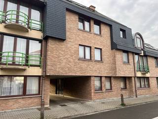 Fantastisch centraal gelegen appartement. De inkomhal geeft uit in een ruime living met aangrenzende keuken. Beide met rechtstreekse toegang tot...