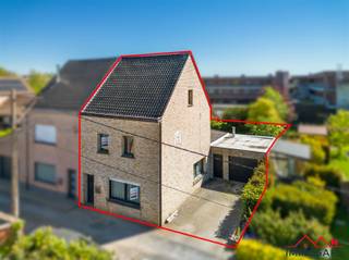 <p>Halfopen bebouwing met Top ligging,  999m2</p><p>In een , bijzonder rustig straatje vind je deze halfopen woning met verrassend veel ruimte en mogelijkheden. Ondanks de kalme ligging ben je hier uitstekend verbonden: zowel het station van Wetteren als de E40 zijn vlot bereikbaar.</p><p>Kijkdag op donderdag 14 mei (Hemelvaart) op afspraak via Dries@immosafe.be</p><p><br /> </p><p>De woning beschikt momenteel over 3 slaapkamers, met de mogelijkheid om via de zolder uit te breiden naar 5 kamers. De zolder is reeds voorzien van ramen en basisinrichting, waardoor uitbreiding eenvoudig te realiseren is.</p><p>Binnenin vraagt de woning een opfrissing, maar de stevige structuur vormt een ideale basis voor wie zijn eigen woonproject wil vormen.<br />De grote troef is zonder twijfel de charmante tuin, die met wat aandacht kan uitgroeien tot een echte groene oase. Daarnaast is er een ruime garage met directe toegang tot de tuin en een extra parkeerplaats vooraan.</p><p>Gelegen in een groene omgeving met wandel- en fietsmogelijkheden, en in de nabijheid van sportfaciliteiten. Dankzij het station en de goede verbindingen met de wagen geniet je hier van een vlotte bereikbaarheid.</p><ul><li>EPC: 348 D (geen renovatieverplichting)</li><li>3 slaapkamers (uitbreidbaar naar 5)</li><li>Rustige, kindvriendelijke ligging</li><li><p>Veel potentieel en bewoonbare oppervlakte</p><p><br /> </p></li></ul><p>Ideaal voor wie ruimte en mogelijkheden zoekt op een rustige, goed bereikbare locatie.</p>