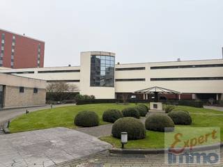 Uiterste goed gelegen één slaapkamer appartement (eerste verdieping) met private ondergrondse (niveau -2) parkeerplaats nr 193.<br />Pal in centrum Kortrijk !<br />U kan U nu al inschrijven voor het eerste bezoekmoment via : <br />Meer info, bezoek of docs te bezorgen via : 056/705262 optie te huur of info@expertimmo.be of via link  https://expertimmo.be/nl/aanbod/4267958/appartement-te-huur-in-8500-kortrijk<br />Kan ook gehuurd worden zonder parking - 75 euro van de prijs.<br />Meer foto's volgens van zodra we de sleutel hebben.<br />Bezoeken van zodra de sleutel bij ons is.<br /><br /><u>Voorwaarden :</u> <br />HP : 750 euro/maand appartement - 50 euro/maand voor de parking (optioneel)<br />Vrij : 01 maart 2026<br />Huurwaarborg : 3 x 800 euro= 2400 euro, geblokkeerd op een rekening op naam van de huurder.<br />Bezettingsgraad : max 2 personen<br /><br /><u>Wettelijke info :</u><br />EPC : 296 kWh/m² - C-label, geldig tot 11 september 2033<br />Conformiteitsattest : in opmaak.