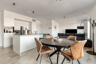 <p>Découvrez cet appartement neuf aux finitions de haute qualité dans la résidence Klaverhof, située au calme près du centre de Vosselaar et avec un accès facile aux communautés environnantes.</p><p>L'appartement a une surface habitable de 99,40 m² et dispose d'une terrasse spacieuse de 32,17 m².</p><p>En entrant dans l'appartement, vous accédez à un hall d'entrée spacieux avec des toilettes séparées. De là, vous accédez à l'espace de vie lumineux, où de grandes fenêtres offrent une vue agréable sur le jardin et la terrasse. La cuisine ouverte est parfaitement reliée à l'espace de vie et est entièrement équipée d'appareils électroménagers de haute qualité, notamment une plaque de cuisson à induction, une hotte aspirante, un lave-vaisselle, un réfrigérateur encastré, un four combiné et un évier. De plus, la cuisine dispose d'une pièce de rangement séparée avec une plomberie pour les machines à laver et les sèche-linge. L'appartement comprend deux chambres et une salle de bains élégante avec douche à l'italienne, baignoire et lavabo.</p><p>Possibilité d'achat à 6% de TVA (sous réserve de conditions).</p><p>Supplémentaire:<br />- Nouvelle construction économe en énergie (niveau E < 40)<br />- Système de ventilation D<br />- Chauffage par le sol<br />- Achat d'une place de parking et d'une cave obligatoire!<br />- Prix hors frais de notaire et TVA ! <br />- Score du terrain A, score du bâtiment A, zone résidentielle, informations spéciales dans la demande. <br />- Non inclus dans le registre des mesures</p><p>Cet appartement est actuellement loué, ce qui le rend particulièrement intéressant pour les investisseurs.</p><p>Pour plus d'informations, visitez le site www.coenenvastgoed.be ou appelez le 03/375.82.92</p>