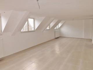 <p><strong>Ruim appartement (116 m²) met veel lichtinval gelegen in het centrum op de markt van Bilzen<br /><br /></strong>Indeling<strong><br /></strong>+ Inkomhal<br />+ Grote woonkamer met aansluitende eetkamer<br />+ Keuken<br />+ Nachthal<br />+ Berging<br />+ Apart gastentoilet<br />+ Badkamer met ligbad/douchefunctie en dubbel lavabomeubel<br />+ 3 Slaapkamers<br /><br />Centrale verwarming via hoogrendementsketel (Vaillant) op aardgas.<br /><br />EPC: 183 kWh/m²/jaar, label B met UC: 2814225.<br />Lift is voorzien in het gebouw.<br /><br />De gemeenschappelijke kosten zijn €60,00/maand inclusief voorschot privé waterverbruik.<br />Er kan een bewonerskaart aangevraagd worden bij de stad Bilzen.<br /><br />Zeer gunstig gelegen op de markt te Bilzen en op wandelafstand van supermarkt, winkels, scholen, gezellige cafétjes, diverse eetgelegenheden, stadspark, openbaar vervoer en het op - en afritten complex E313.</p>