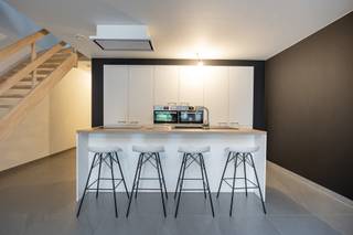<p>Deze woning werd in 2019-2020 volledig gerenoveerd, van ondervloeren tot muren, daken en isolatie. Stap binnen en ervaar het comfort en de uitstraling van een nieuwbouwwoning. De woning is prachtig gelegen aan de rand van natuurgebied De Roomkouter. Via de achteruitweg achteraan de tuin — bijzonder handig voor fietsen — heeft u bovendien direct toegang tot het natuurgebied.</p>
<p><strong>Indeling</strong><br /><strong>Gelijkvloers</strong> Inkomhal (5m²). Apart gastentoilet. Praktische berging/wasplaats (11m²). De leefruimte en keuken (60m²) vormen één lichtrijk geheel met een magnifiek zicht op de zuid gelegen tuin en het achterliggende natuurgebied.</p>
<p><strong>1e Verdieping</strong> <br />Ruime slaapkamer (20m²). Royale badkamer voorzien van alle hedendaags comfort, waaronder een ligbad, inloopdouche, toilet en dubbele wastafel (12m²).</p>
<p><strong>2e Verdieping</strong> <br />Ruime nachthal (10m²) en twee volwaardige, comfortabele slaapkamers (12-9m²).</p>
<p><strong>Extra</strong> <br />Uitgerust met een ventilatiesysteem, warmtepomp, vloerverwarming en airconditioning op de slaapkamers. Het gunstige E-peil bevestigt dat de woning ruimschoots voldoet aan de huidige energienormen. Parkeergelegenheid vlakbij en als absolute troef: de achteruitweg met directe toegang tot de natuur.</p>